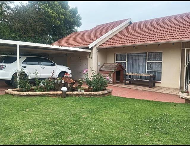 4 BEDROOM HOUSE FOR SALE IN PARKRAND